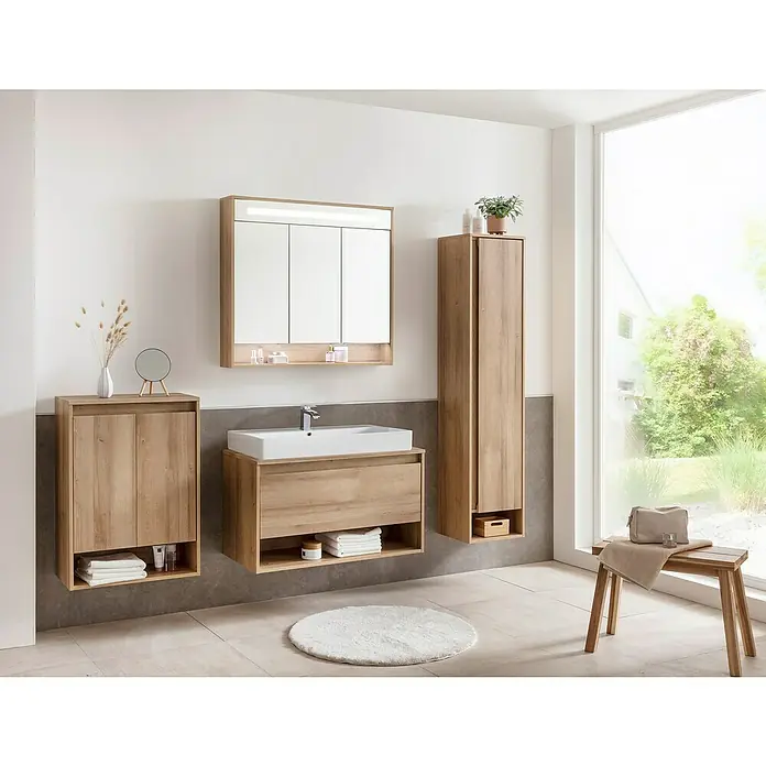 Fackelmann Aufsatzwaschbecken VAIDA - B x L: 81 x 41 cm, Keramik, Hahnloch: Mitte, Mit Überlauf, Weiß - Badezimmer-Interieur mit Holzschränken, einem Spiegel über dem Waschbecken und einem Hocker in der Nähe eines großen Fensters.