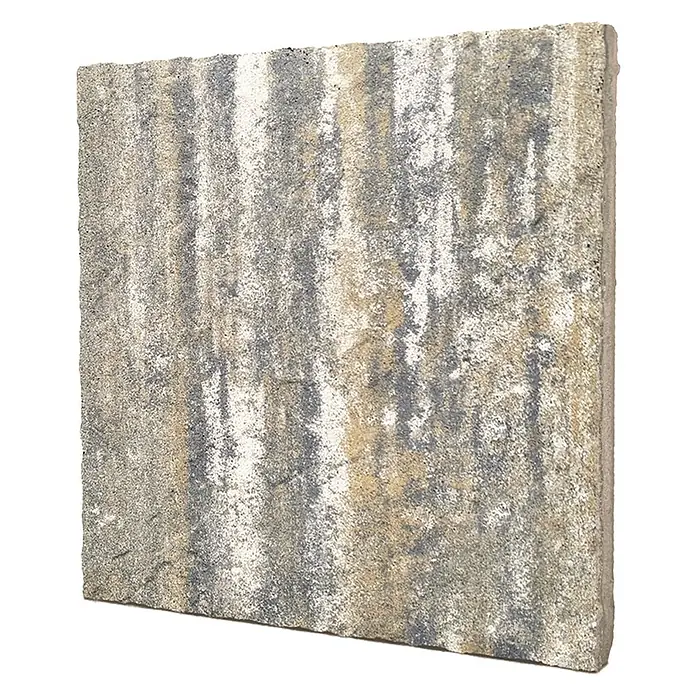 Terrassenplatte Ellenica - 48 x 48 x 3,2 cm, Muschelkalk, Beton - Nahaufnahme eines einzelnen Pflastersteins mit einzigartigem Texturmuster in Grau, Weiß und Beigetönen, perfekt für Außenbereiche.