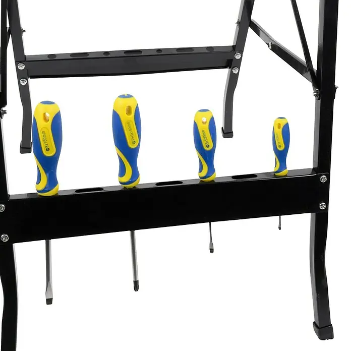 Banco de trabajo plegable - L x An: 56 x 62 cm, Altura de trabajo: 76 cm, Carga soportada: 100 kg - Juego de destornilladores con mangos amarillos y azules, ordenados en un banco de trabajo. Ideal para aficionados al bricolaje y artesanos.