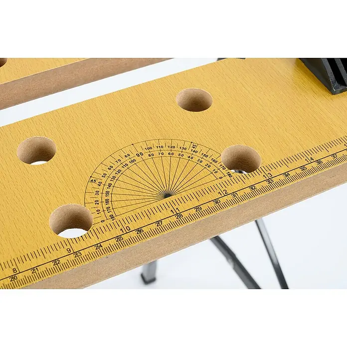 Banco de trabajo plegable - L x An: 56 x 62 cm, Altura de trabajo: 76 cm, Carga soportada: 100 kg - Primer plano de una superficie de banco de trabajo con agujeros, transportador de ángulos y cinta métrica para trabajos de precisión.
