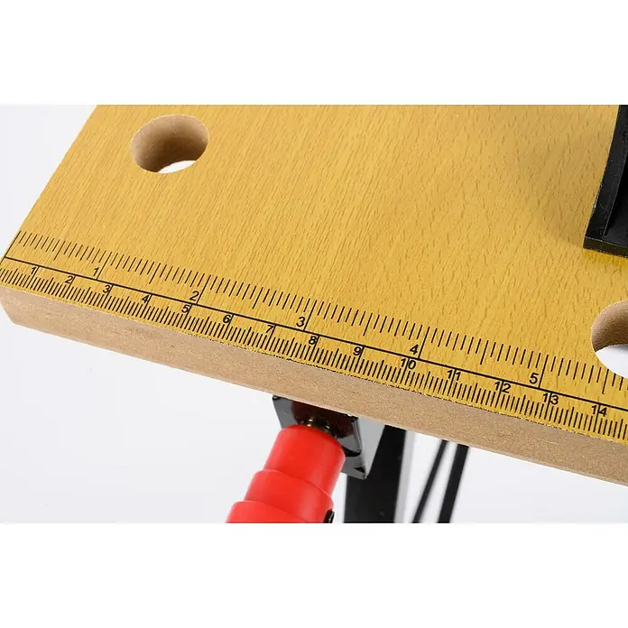 Banco de trabajo plegable - L x An: 56 x 62 cm, Altura de trabajo: 76 cm, Carga soportada: 100 kg - Primer plano de una encimera de banco de trabajo con regla integrada para mediciones precisas y carpintería.