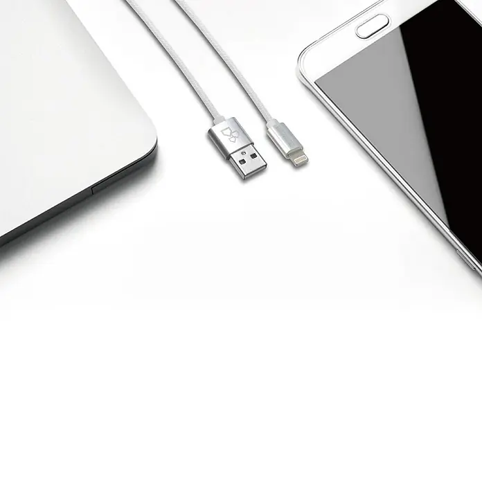 BAUHAUS USB-Kabel - 3 m, USB A-Stecker - Weißes Ladekabel mit USB- und Lightning-Anschlüssen neben Laptop und Handy, ideal zum Aufladen und Synchronisieren von Geräten.
