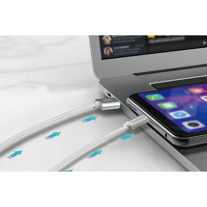 BAUHAUS USB-Kabel - 3 m, USB A-Stecker - Ein weißes USB-Kabel von Bauhaus, das ein Smartphone mit einem Laptop verbindet. Elegantes Design für schnelles Laden und Datenübertragung.