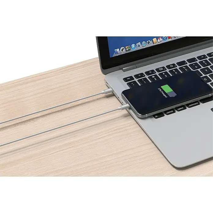 BAUHAUS USB-Kabel - 1 m - Ein Smartphone wird über ein USB-Kabel an einem Laptop aufgeladen, während der Ladezustand des Telefons 57 % beträgt.