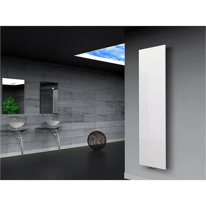 Szagato Designheizkörper Manhattan 3 - B x H: 470 x 1.800 mm, Wärmeleistung bei Vorlauftemperatur von 75 °C (D: 50): 1.118 W, Weiß, Ohne Handtuchhalter - Hochformatiger, weißer Heizkörper an einer grauen Wand in einem modernen Badezimmer. Der Heizkörper ist ein stilvolles Designelement.