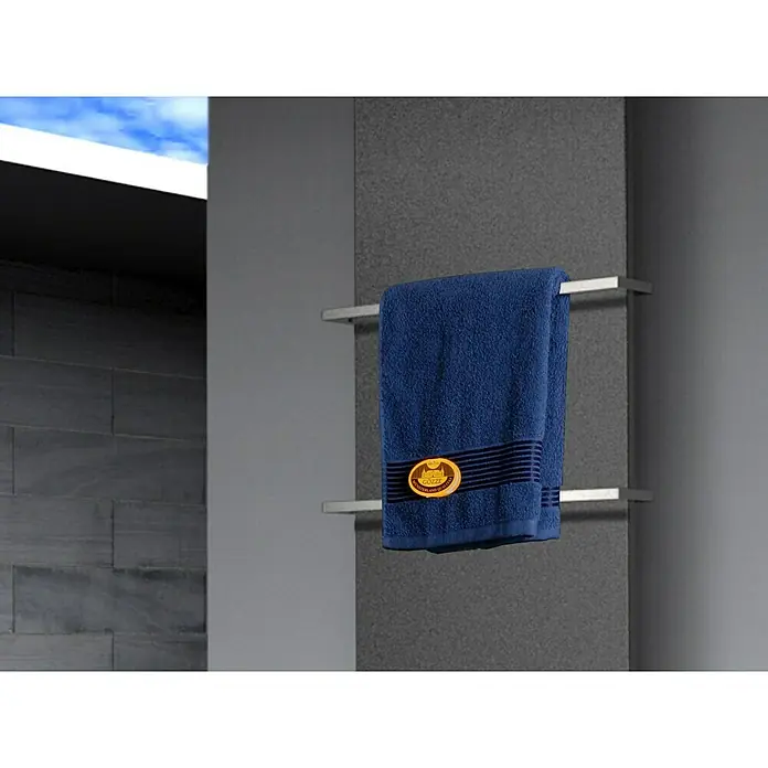 Szagato Designheizkörper Manhattan 3 - B x H: 470 x 1.800 mm, Wärmeleistung bei Vorlauftemperatur von 75 °C (D: 50): 1.118 W, Moonstone-Grau, Mit 2 Handtuchhalter (15 mm) - Ein marineblaues Handtuch mit dekorativer Bordüre hängt auf einem modernen Handtuchhalter. Ideal für ein stilvolles Badezimmer.