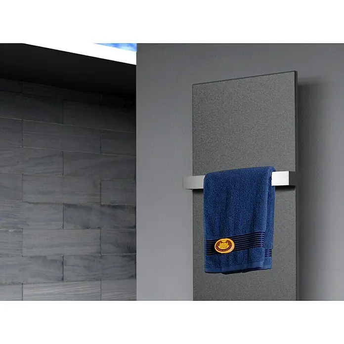 Szagato Designheizkörper Manhattan 2 - B x H: 470 x 1.200 mm, Wärmeleistung bei Vorlauftemperatur von 75 °C (D: 50): 799 W, Moonstone-Grau, Mit 1 Handtuchhalter (50 mm) - Blaues Handtuch mit Logo hängt an einem modernen, grauen Handtuchwärmer. Das stilvolle Badaccessoire sorgt für warme Handtücher.