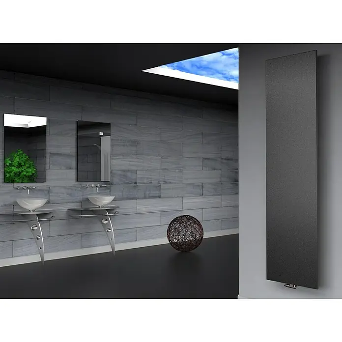 Szagato Designheizkörper Manhattan 3 - B x H: 470 x 1.800 mm, Moonstone-Grau, Ohne Handtuchhalter - Modernes Badezimmer mit einem vertikalen Heizkörper in dunkler Farbe, zwei Waschbecken und einem dekorativen Element.