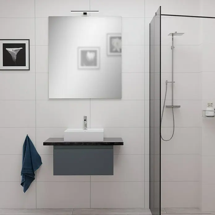 Camargue Espacio Waschtischunterschrank - 60 x 46 x 30 cm, Gama anthrazit matt - Badezimmer-Szene mit einem modernen Waschtisch mit grauem Unterschrank, einem quadratischen Spiegel und einer begehbaren Dusche.