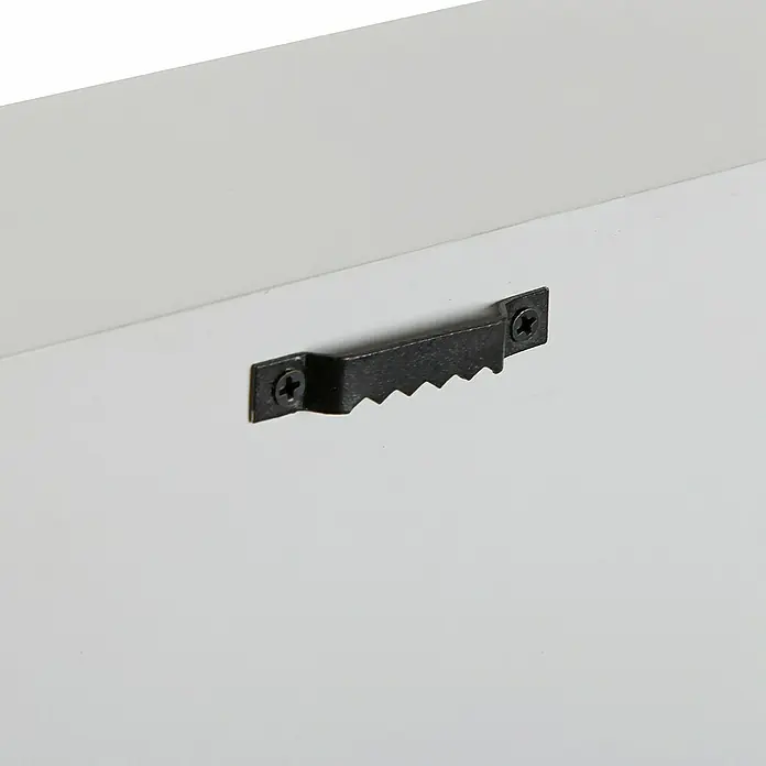 Versa Caja de madera para llaves - L x An x Al: 20 x 6,5 x 27 cm, Blanco - Detalle del colgador de diente de sierra en un producto blanco, diseñado para un montaje en pared fácil y seguro.