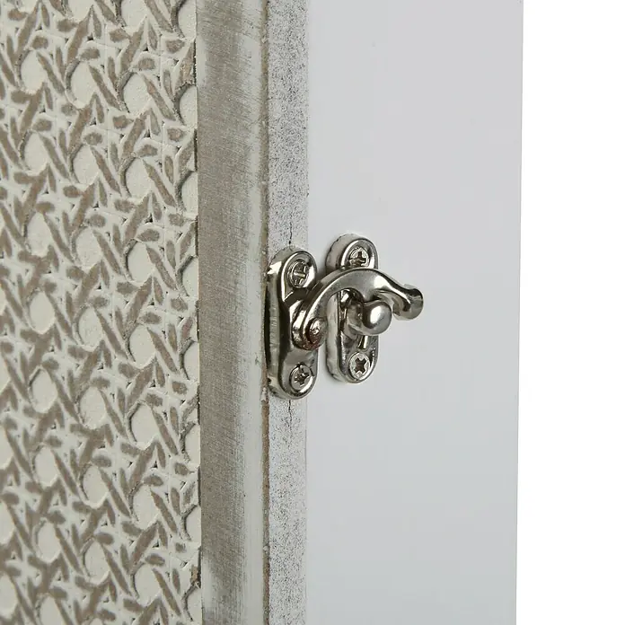 Versa Caja de madera para llaves - L x An x Al: 20 x 6,5 x 27 cm, Blanco - Primer plano de un armario blanco con un estampado ornamental y un cierre plateado, que añade encanto rústico.