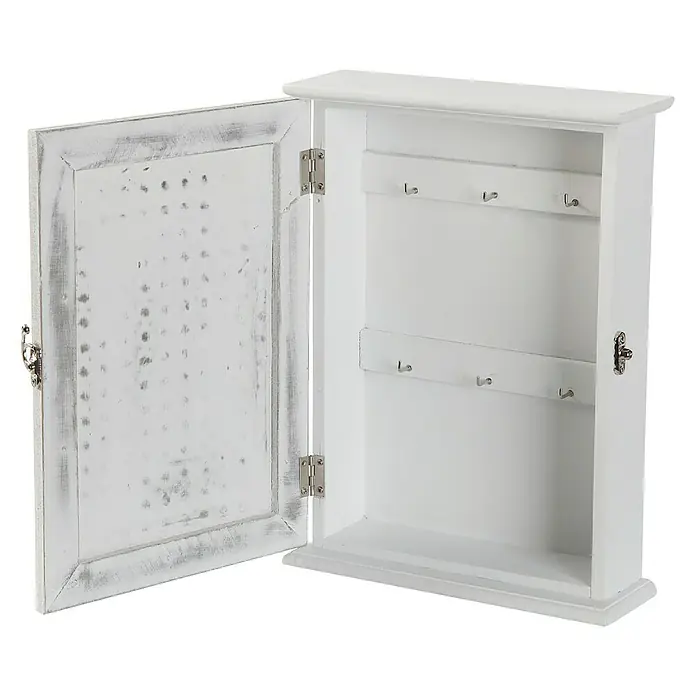 Versa Caja de madera para llaves - L x An x Al: 20 x 6,5 x 27 cm, Blanco - Armario de llaves blanco de estilo vintage con la puerta abierta, mostrando ganchos para almacenamiento. Ideal para una organización elegante.