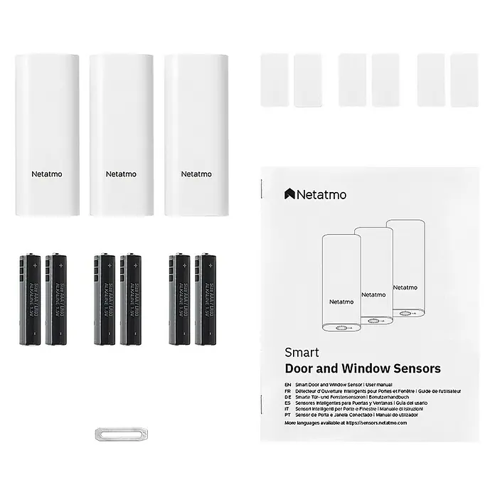Netatmo Sensor de ventana y puerta inteligente - Específico para: Puertas y ventanas - Una foto de los sensores inteligentes para puertas y ventanas de Netatmo junto con las baterías y un manual de usuario.