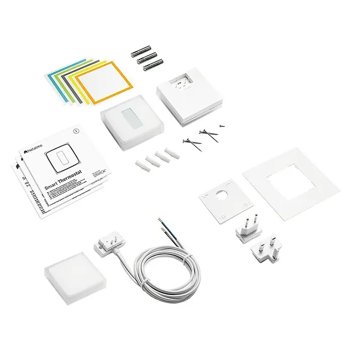 Netatmo Termostato inteligente - L x An x Al: 2,2 x 8,3 x 8,3 cm - Un termostato inteligente Netatmo con sus accesorios. El termostato viene con varios accesorios para la instalación y el uso.