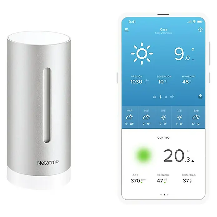 Netatmo Higrómetro módulo interior adicional - Funciona con pilas, Plateado, Ø x Al: 4,5 x 15,5 cm - Imagen de un dispositivo de estación meteorológica Netatmo y su aplicación para teléfonos inteligentes que muestra varios datos meteorológicos.