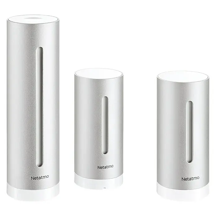 Netatmo Estación meteorológica inalámbrica con módulo interior - Indicador de medición digital, Plateado, 4,5 x 4,5 x 15,5 cm - Imagen de tres estaciones meteorológicas Netatmo de diferentes tamaños, que ofrecen tecnología moderna para tu hogar.