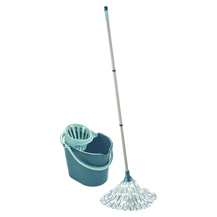 Leifheit Set de limpieza Classic - 12 l, Azul - Se muestra una fregona turquesa y un cubo con escurridor sobre un fondo negro. La fregona es de estilo fregona giratoria.