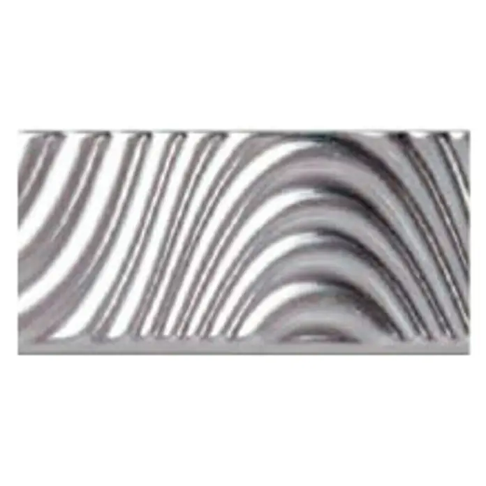 Perfil en U decorativo 3D Ondas - Plateado, 2,5 m x 8 mm - Borde decorativo con un patrón de onda curva en plata, ideal para decoración de paredes elegantes y refinadas.