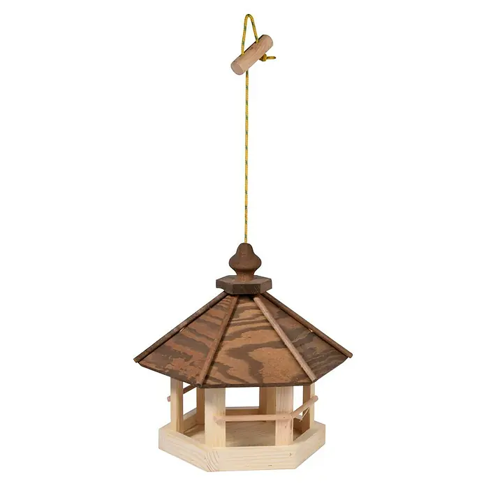 Dobar Vogelfutterhaus Wildlife - 35 x 31 x 37 cm, Natur/Braun, Holz - Ein detailreiches Bild eines hölzernen Vogelhauses mit einem dekorativen Dach und einer gelben Aufhängeschnur. Perfekt für jeden Garten.