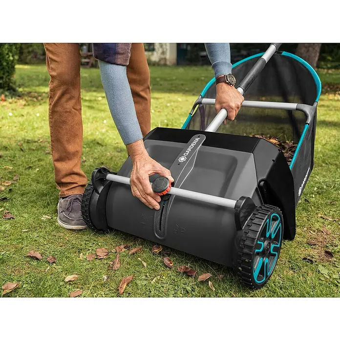 Gardena Laubsammler - 73 x 40 x 45 cm - Der Gardena Kehrwolf im Einsatz, um Laub im Garten zu sammeln. Das Gerät mit verstellbarer Höhe erleichtert die Gartenarbeit.