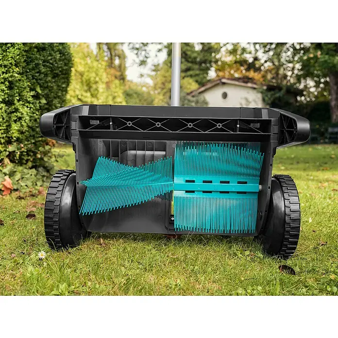 Gardena Laubsammler - 73 x 40 x 45 cm - Nahaufnahme einer Gardena Kehrmaschine auf einem Rasen, die ihre blauen Bürsten und schwarzen Räder zeigt. Ideal für die Gartenarbeit.