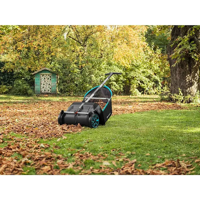 Gardena Laubsammler - 73 x 40 x 45 cm - Der Gardena Kehrwalze ist ein praktisches Gartengerät zum einfachen Aufsammeln von Laub und Gartenabfällen.