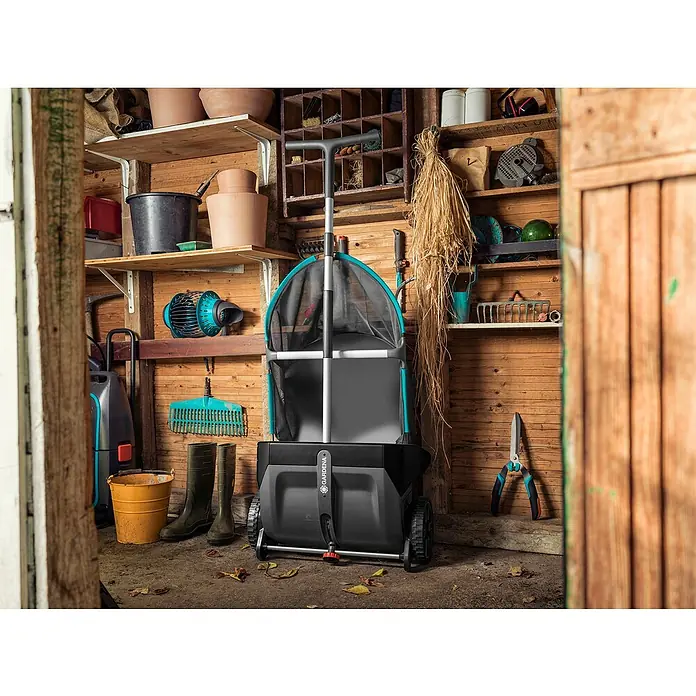 Gardena Laubsammler - 73 x 40 x 45 cm - Der Gardena Laubsammler im Geräteschuppen. Praktischer Laubsammler für mühelose Gartenarbeit mit großem Fangkorb für Laub und Grasschnitt.