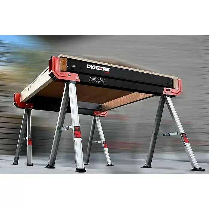 Caballete metálico Diggers - 2 ud., Altura regulable - Un caballete negro y rojo con patas plateadas que sostiene una superficie de trabajo de madera. Con la marca "DIGGERS tools D814".