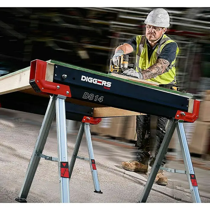 Metallsägebock DIGGERS D821 - 2 Stk., Klappbar - Ein Zimmermann benutzt eine DIGGERS D814 Werkbank, um Holz zu bearbeiten. Die Werkbank ist stabil und für schwere Arbeiten geeignet.