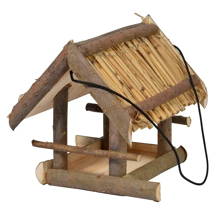 Dobar Vogelfutterhaus Wildlife - 29 x 28 x 24 cm, Dunkelbraun, Holz - Dieses Bild zeigt ein charmantes Vogelhaus aus Holz mit einem rustikalen Strohdach, das eine natürliche Ergänzung für jeden Garten darstellt.