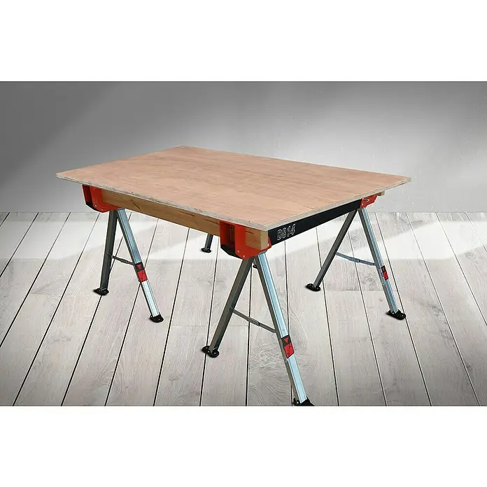Metallsägebock DIGGERS D821 - 2 Stk., Klappbar - Der Fokus liegt auf einem robusten Arbeitstisch mit Holzplatte und klappbarem Untergestell, ideal für Werkstattarbeiten.