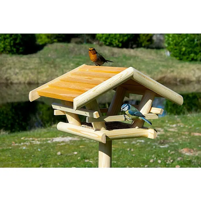 Dobar Vogelhaus Bernie Bernstein - 44 x 44 x 101 cm, Holz, Braun - Dieses Bild zeigt ein charmantes Vogelhaus aus Holz mit zwei kleinen Vögeln, die darauf sitzen. Die Konstruktion ist robust und einladend für gefiederte Freunde.