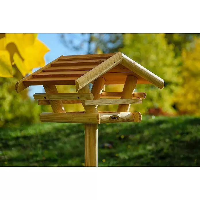 Dobar Vogelhaus Bernie Bernstein - 44 x 44 x 101 cm, Holz, Braun - Helles, natürliches Vogelhaus aus Holz mit Schindeldach, draußen an einem sonnigen Tag.