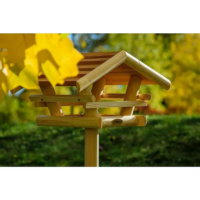 Dobar Vogelhaus Bernie Bernstein - 44 x 44 x 101 cm, Holz, Braun - Hölzernes Vogelhaus der Marke "debar" im Garten, umgeben von herbstlichem Laub. Einladend für gefiederte Besucher in der Natur.