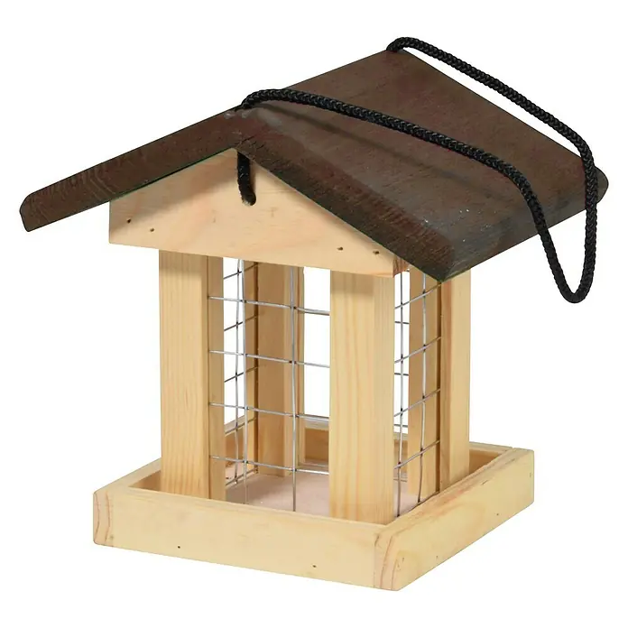 Dobar Vogelfutterhaus Wildlife - 16 x 14 x 16 cm, Natur/Braun, Holz - Ein hölzernes Vogelhaus mit braunem Dach und silberfarbenem Gitter, das an einem schwarzen Seil aufgehängt ist, um Vögel anzulocken.