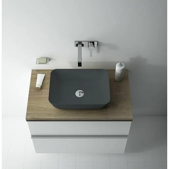 Inspira Aufsatzwaschbecken - 45,5 x 32,5 cm, Keramik, Anthracite - Modernes Badezimmer mit grauem Aufsatzwaschbecken, Holzarbeitsplatte und weißen Schubladen.