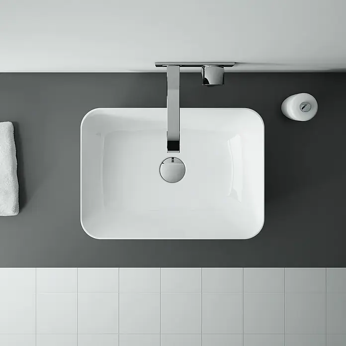 Inspira Aufsatzwaschbecken - 45,5 x 32,5 cm, Keramik, Weiß - Modernes Badezimmer Waschbecken mit Armatur, Handtuch und Fliesenboden in minimalistischem Design für eine elegante Badezimmerausstattung.
