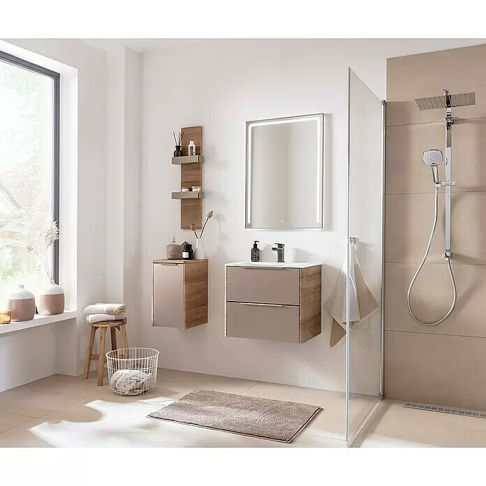 Camargue Marea Badmöbel-Set - Gesamtbreite Badmöbel: 60 cm, DIN Anschlag: Links, Goldbronze - Modernes Badezimmer mit beige-braunen Möbeln, beleuchtetem Spiegel und Duschbereich, alles in hellen, natürlichen Farben gehalten.