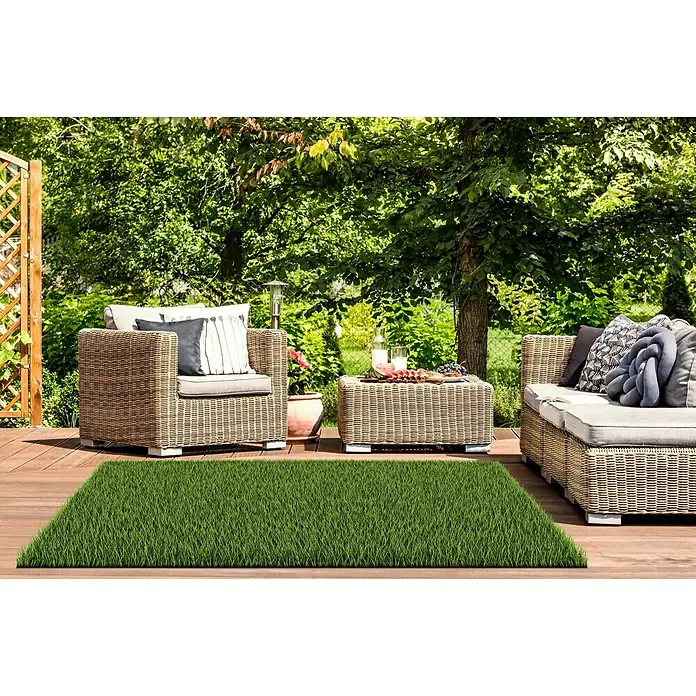 Classis Carpets Infinity Grass Rasenteppich World of Colors - 200 x 133 cm, Ultimate Green - Gartenmöbel-Set mit Kunstrasen-Teppich. Elegantes Outdoor-Sofa, Sessel und Tisch mit erfrischenden Getränken und Snacks auf einem sonnigen Holzdeck.