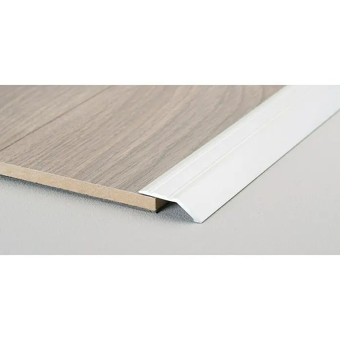LOGOCLIC Abschlussprofil 146 - Silber, 0,9 m x 32 mm, Montageart: Kleben - Detailaufnahme einer weißen Übergangsleiste für Bodenbeläge, die an einer Holzbodenplatte befestigt ist, auf einem neutralen Untergrund.