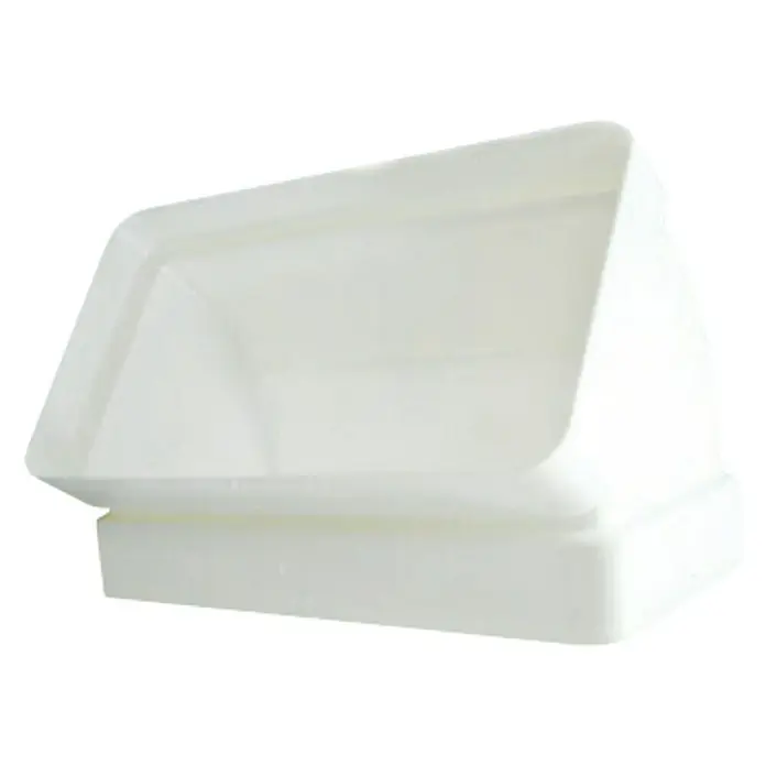 Codo vertical rectangular Tubpla - 150 mm, 45 ° - Imagen de un elemento blanco rectangular de campana extractora sobre una superficie negra, mejorando la ventilación de la cocina.