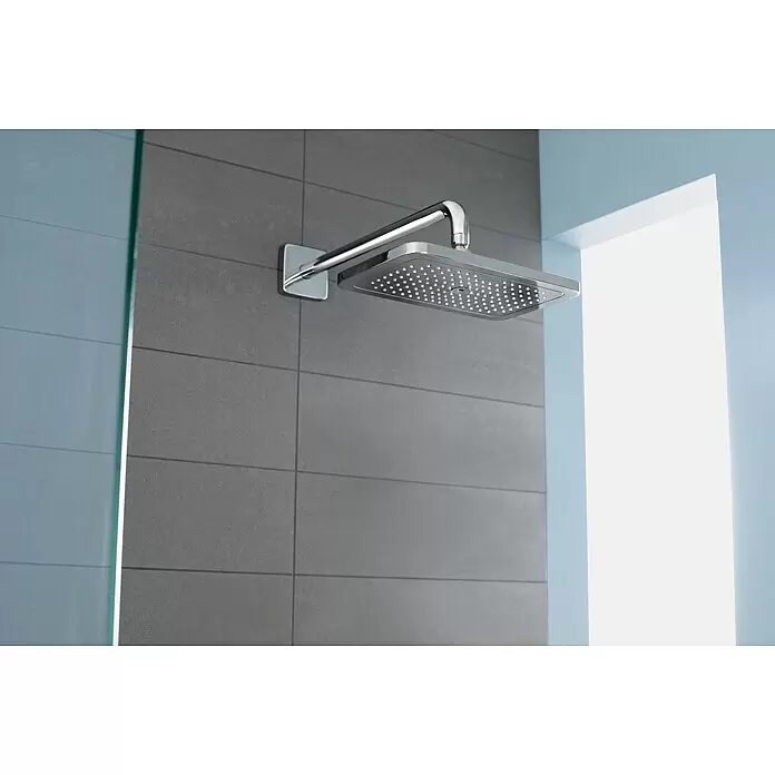Hansgrohe Brausearm E - Länge: 38,9 cm, ½″, Eckig - Quadratischer Chrom-Regenduschkopf an grauer Fliesenwand montiert.