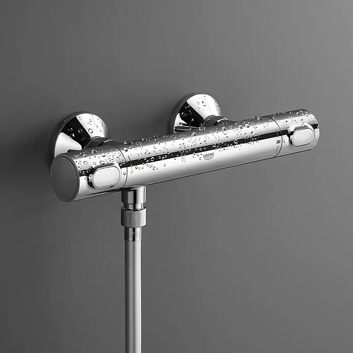 Grohe Brausethermostat Precision Flow - Chrom - Verchromter Duschthermostat mit Wassertropfen, GROHE-Logo, Temperaturregelung bei 38°C und angeschlossenem Schlauch.