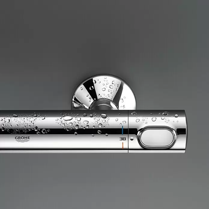 Grohe Brausethermostat Precision Flow - Chrom - Polierter Chrom-Duschthermostat mit Wassertropfen, zeigt das GROHE Logo und eine 38-Grad-Temperatureinstellung.