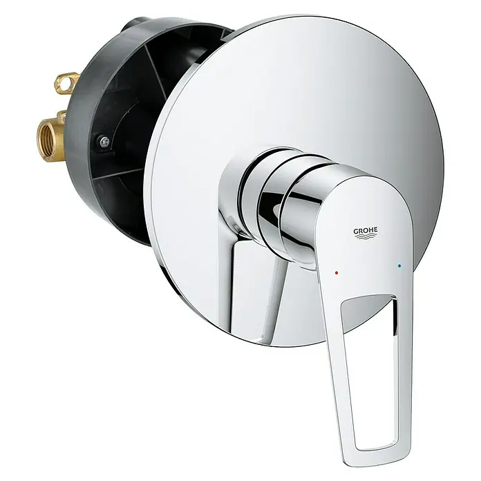 Grohe Start Loop Grifería empotrada de ducha - Cromo, Brillante - Primer plano de un grifo Grohe, diseño cromado elegante, con control de temperatura y detalles de instalación sobre fondo negro.