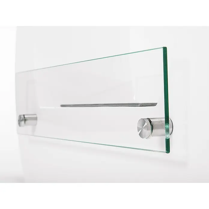 Purline Chimenea de bioetanol Saturn - L x An x Al: 17,5 x 64 x 51,5 cm, Blanco - Primer plano de una estantería de cristal transparente con soportes plateados montados en una pared blanca, mostrando un diseño moderno y minimalista.