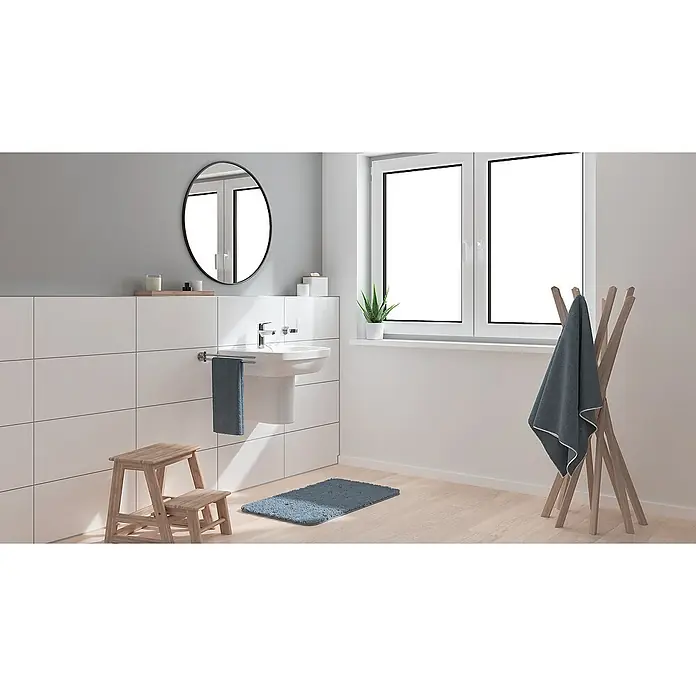 Grohe Start Grifo de lavabo - Cromo, Brillante - Baño con lavabo, espejo, escalera de madera y ventana, creando un ambiente luminoso y minimalista.
