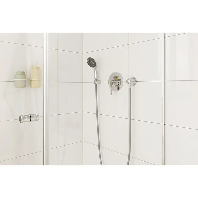 Grohe Start Grifería empotrada de ducha 2 vías - Cromo, Brillante - Vista detallada de una cabina de ducha moderna con una elegante ducha de mano y grifo, destacando el diseño minimalista del baño.