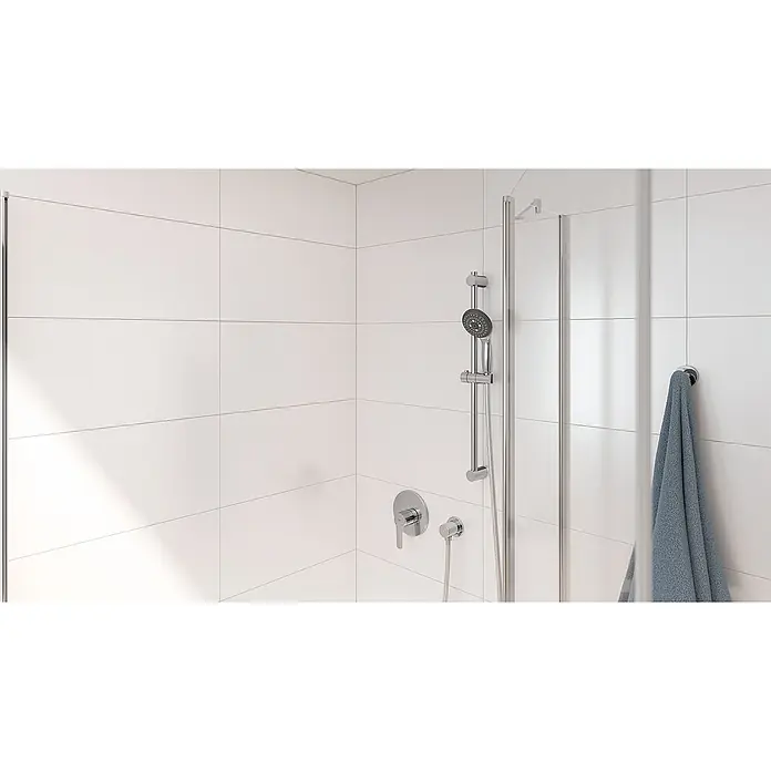 Grohe Start Grifería empotrada de ducha - Cromo, Brillante - Primer plano de una moderna cabina de ducha con accesorios y toalla, que muestra su diseño elegante.