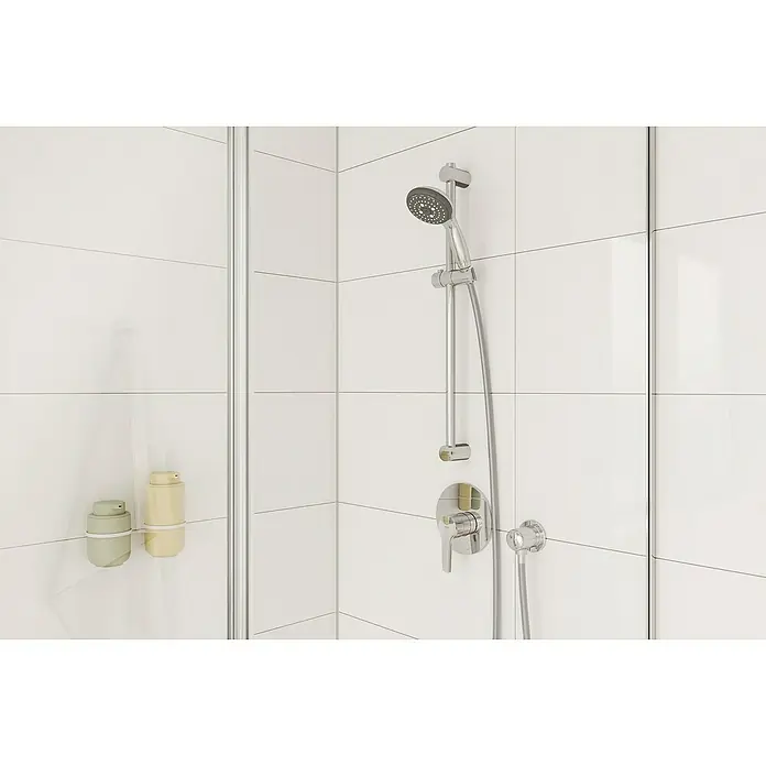 Grohe Start Grifería empotrada de ducha - Cromo, Brillante - Primer plano de un baño con un grifo de ducha y dispensadores de jabón en la pared.